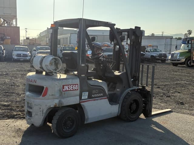 Image of Nissan 60 equipment image 2