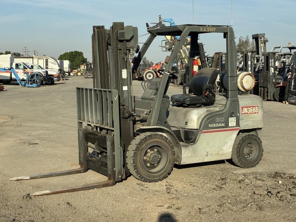 2006 Nissan 60 Equipment Image0