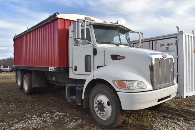 Image of Peterbilt 335 equipment image 2