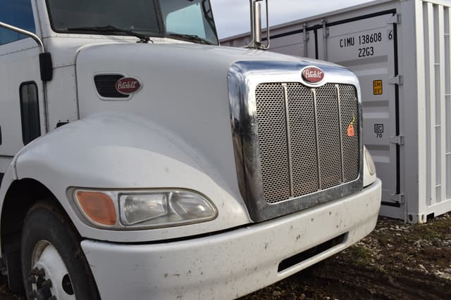 Image of Peterbilt 335 equipment image 4