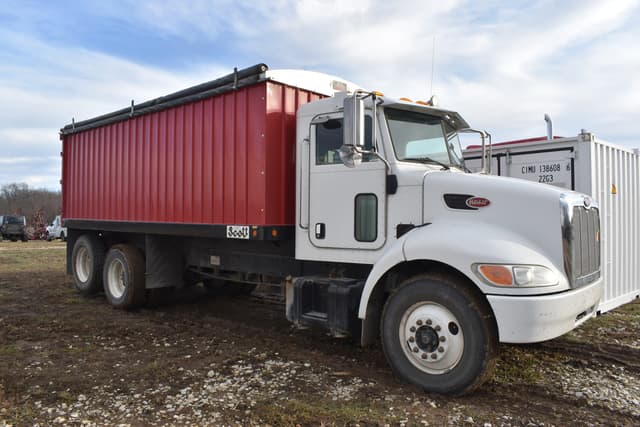Image of Peterbilt 335 equipment image 3