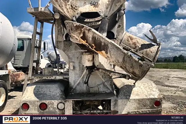Image of Peterbilt 335 equipment image 3