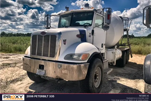 Image of Peterbilt 335 equipment image 1