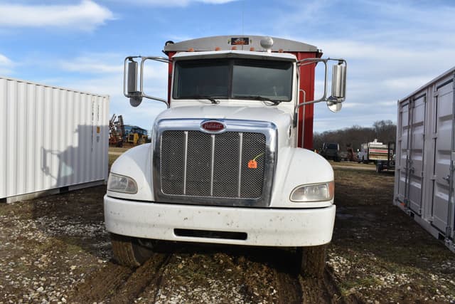 Image of Peterbilt 335 equipment image 1