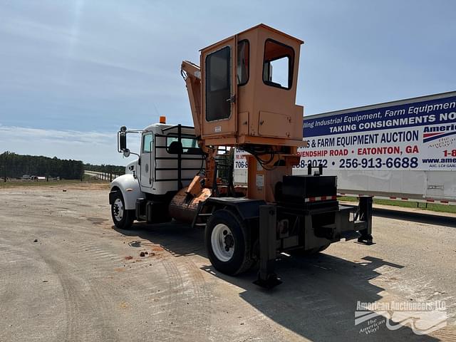 Image of Peterbilt 335 equipment image 3