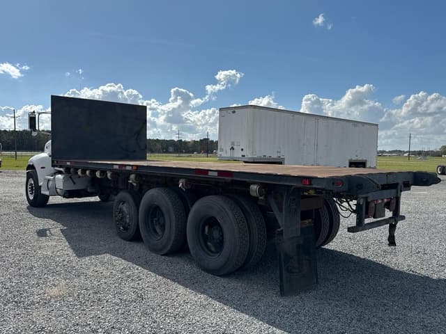 Image of Peterbilt 335 equipment image 2