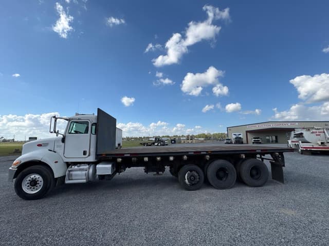 Image of Peterbilt 335 equipment image 1
