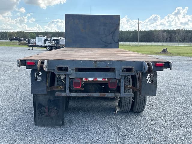 Image of Peterbilt 335 equipment image 3