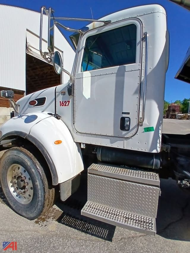 Image of Peterbilt 335 equipment image 1