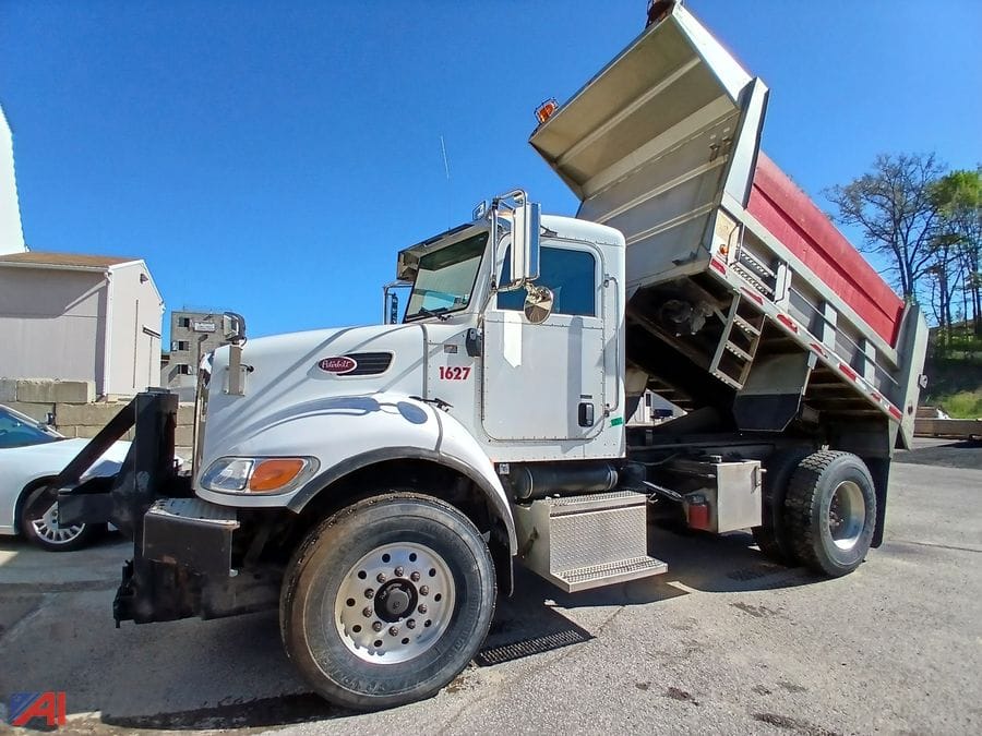 2006 Peterbilt 335 Equipment Image0