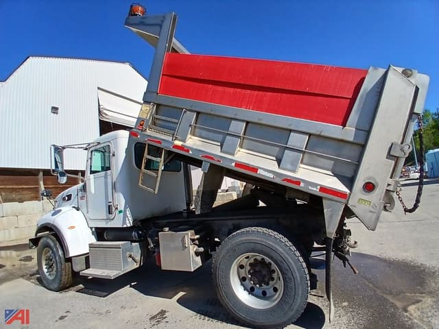 Image of Peterbilt 335 equipment image 2