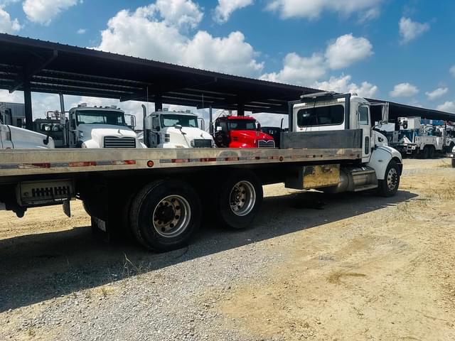 Image of Peterbilt 335 equipment image 2