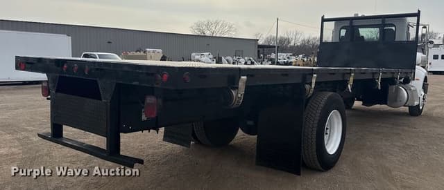 Image of Peterbilt 335 equipment image 4