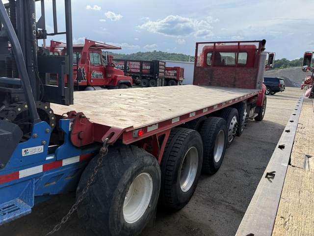 Image of Peterbilt 335 equipment image 2
