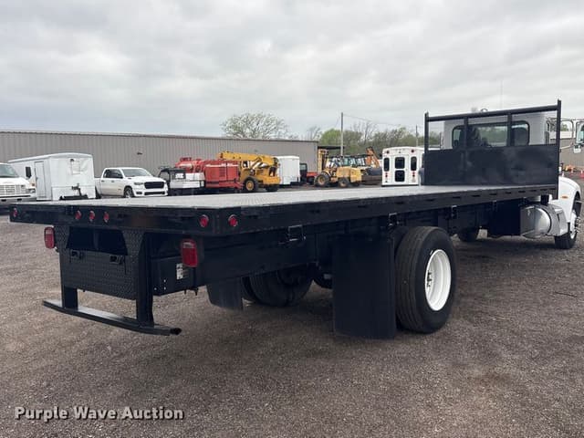 Image of Peterbilt 335 equipment image 4