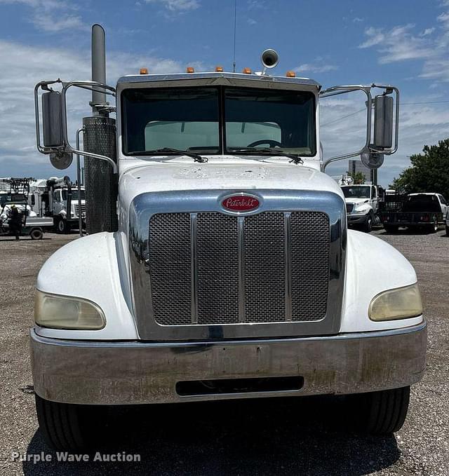 Image of Peterbilt 335 equipment image 1
