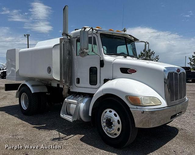 Image of Peterbilt 335 equipment image 2