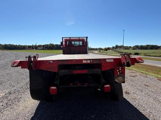 Image of Peterbilt 335 equipment image 4