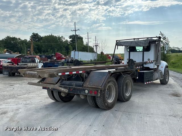 Image of Peterbilt 335 equipment image 4