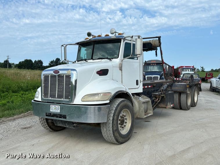 Image of Peterbilt 335 Primary image