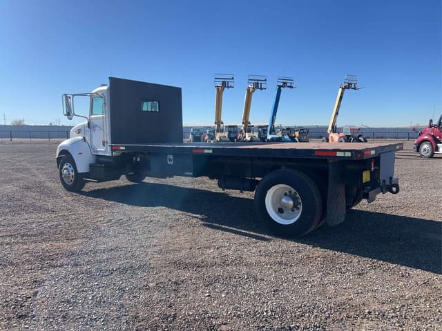 Image of Peterbilt 335 equipment image 3