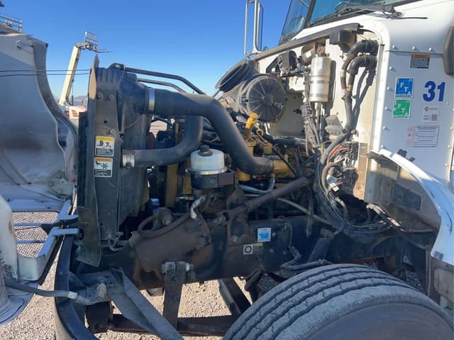 Image of Peterbilt 335 equipment image 4