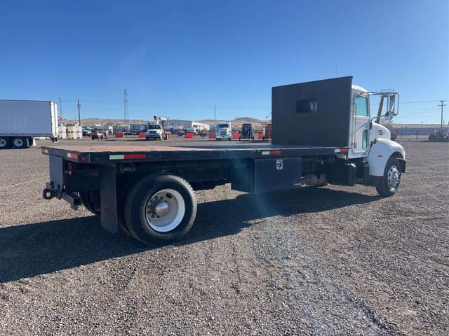 Image of Peterbilt 335 equipment image 2