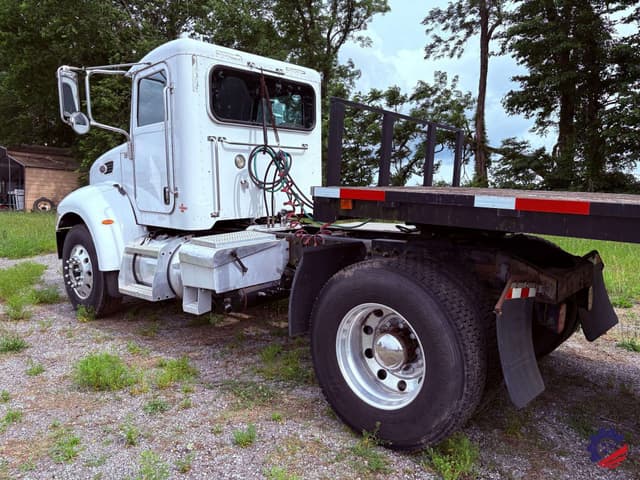 Image of Peterbilt 335 equipment image 4