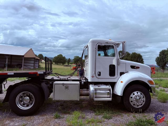 Image of Peterbilt 335 equipment image 2