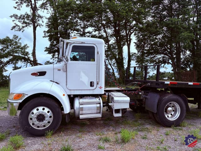 Image of Peterbilt 335 equipment image 1