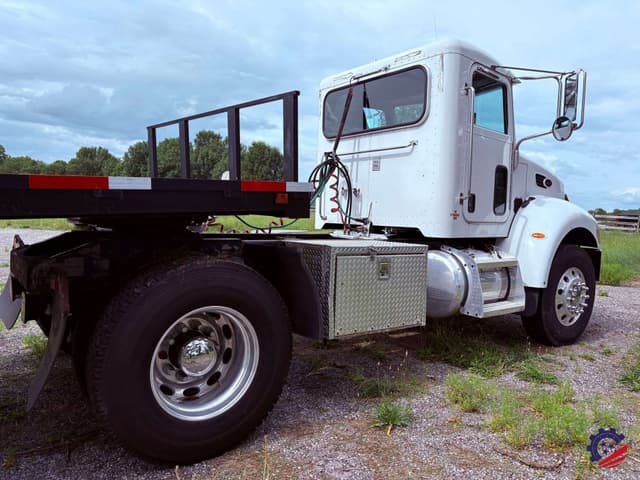 Image of Peterbilt 335 equipment image 3