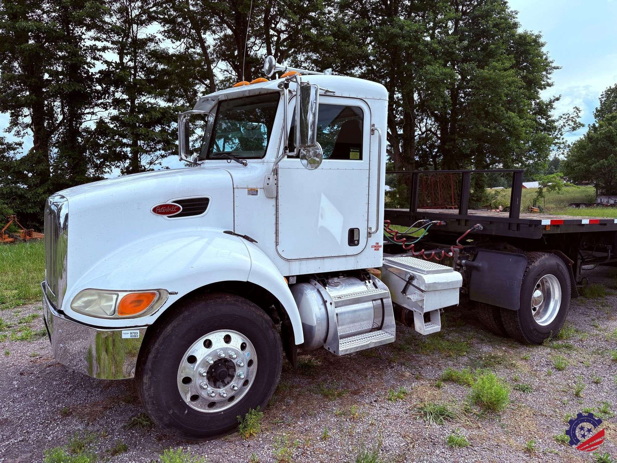2006 Peterbilt 335 Equipment Image0