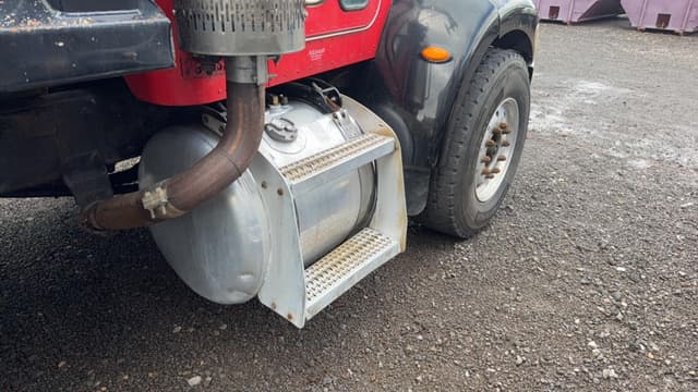 Image of Peterbilt 335 equipment image 4