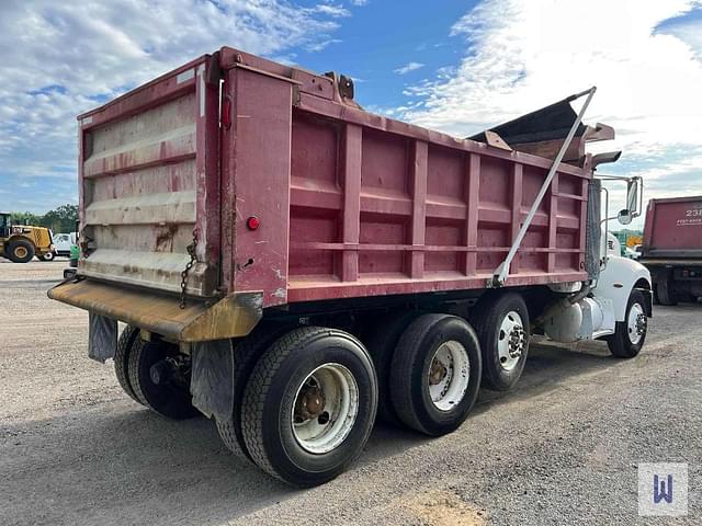 Image of Peterbilt 335 equipment image 4
