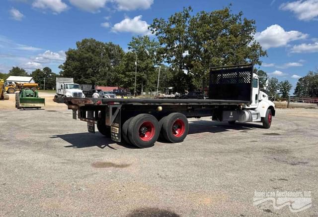 Image of Peterbilt 335 equipment image 4