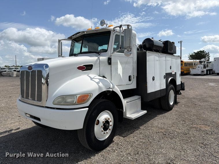 2006 Peterbilt 335 Equipment Image0
