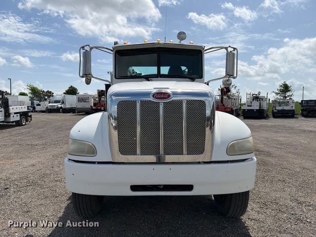 Image of Peterbilt 335 equipment image 1