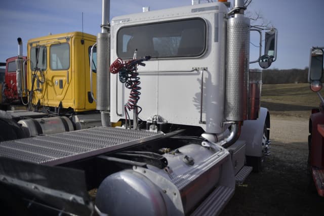 Image of Peterbilt 379 equipment image 4
