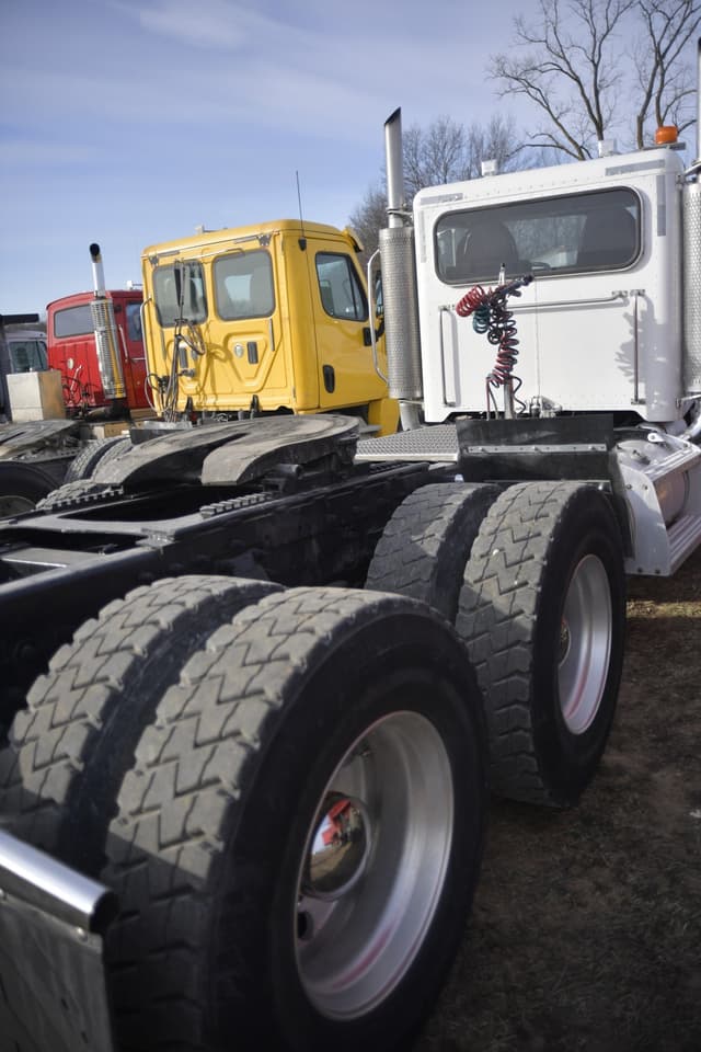 Image of Peterbilt 379 equipment image 3