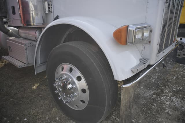 Image of Peterbilt 379 equipment image 1