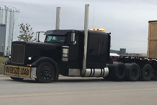 Image of Peterbilt 379 equipment image 2