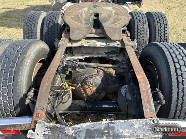 Image of Peterbilt 379 equipment image 4