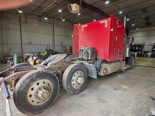Image of Peterbilt 379 equipment image 2