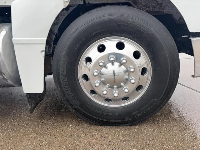 Image of Peterbilt 385 equipment image 3