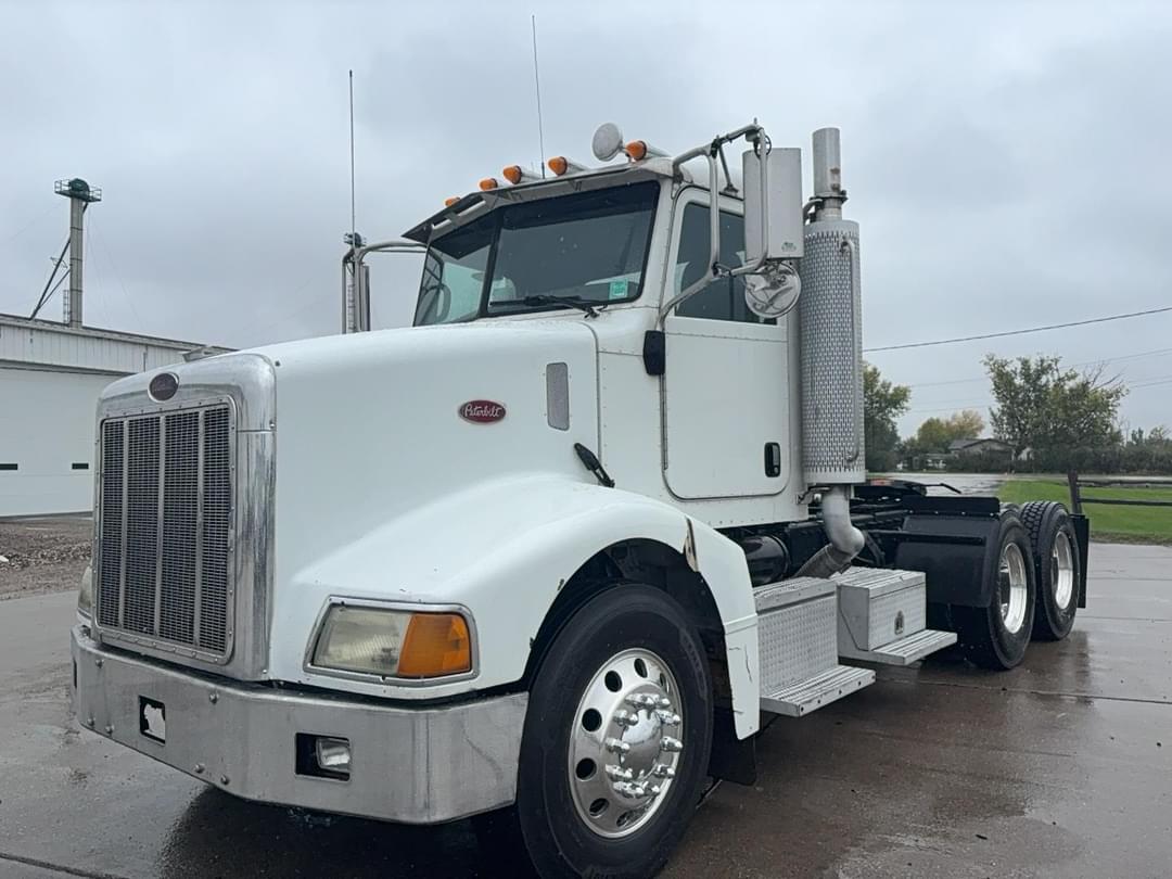 Image of Peterbilt 385 Primary image