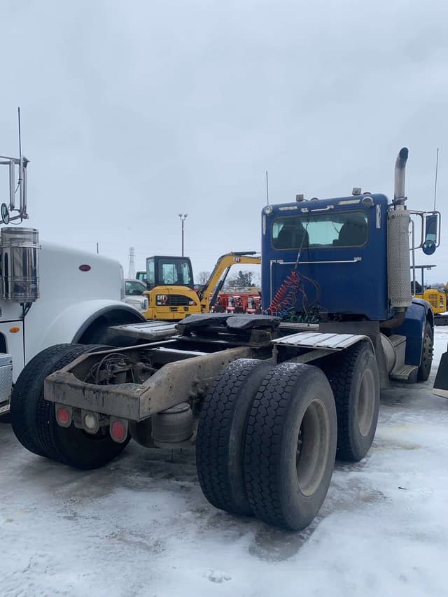 Image of Peterbilt 385 equipment image 4
