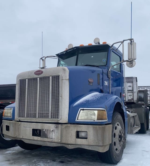 Image of Peterbilt 385 equipment image 1