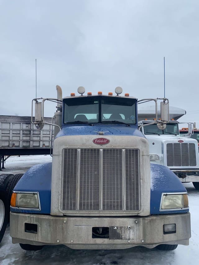 Image of Peterbilt 385 equipment image 2