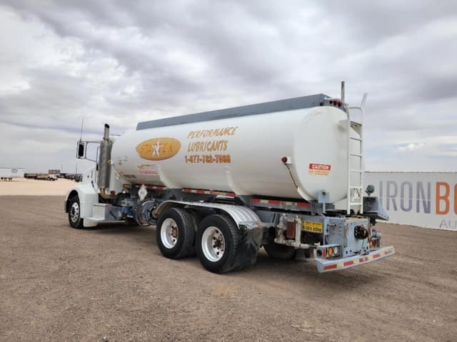 Image of Peterbilt 385 equipment image 2