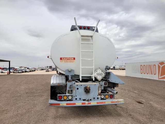 Image of Peterbilt 385 equipment image 3